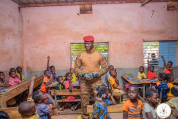 Le Président du Burkina Faso s'intéresse à la coiffure des écoliers