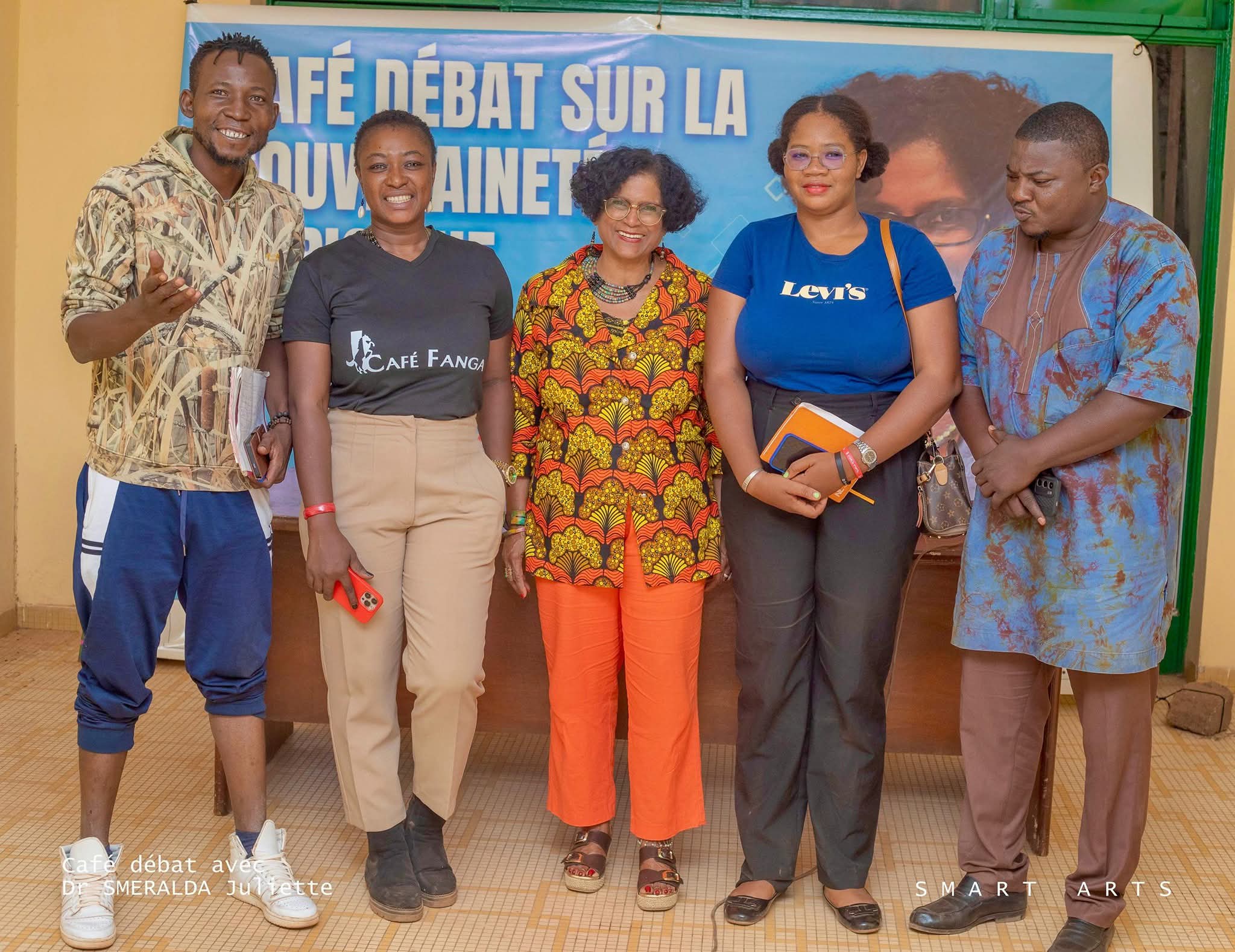 La sociologue Martiniquaise Juliette Smeralda avec des jeunes au Burkina Faso